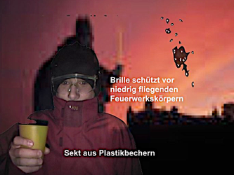 Person mit Schutzbrille und Plastikbecher vor Silvesterfeuerwerk, beschriftet: „Brille schützt vor niedrig fliegenden Feuerwerkskörpern“ und „Sekt aus Plastikbechern“