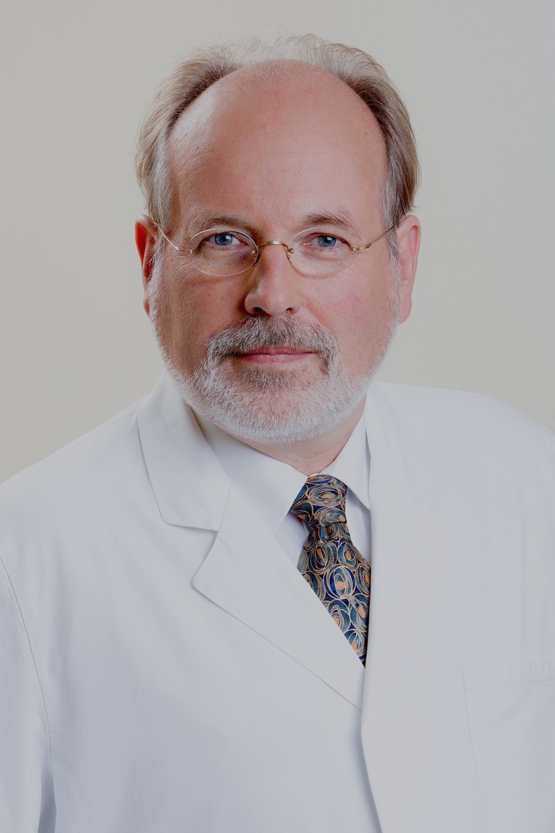 Porträt von Prof. Dr. Wolfgang Schrader im weißen Arztkittel