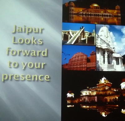 Einladungsfolie „Jaipur Looks forward to your presence“ mit Bildern von Bauwerken in Jaipur